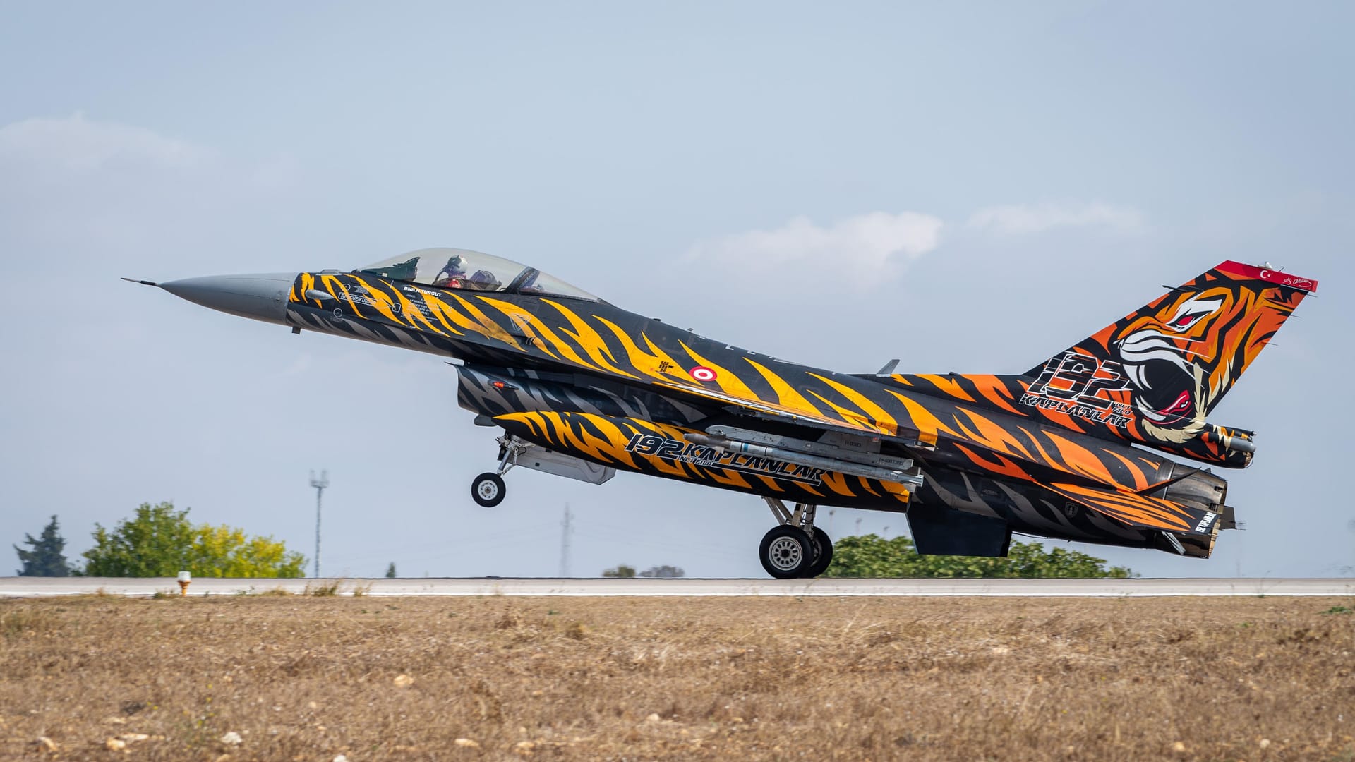 Eine F-6 Fighting Falcon der türkischen Air Force (Archivbild): Auf dem Jet ist ein Tigerkopf zu sehen.