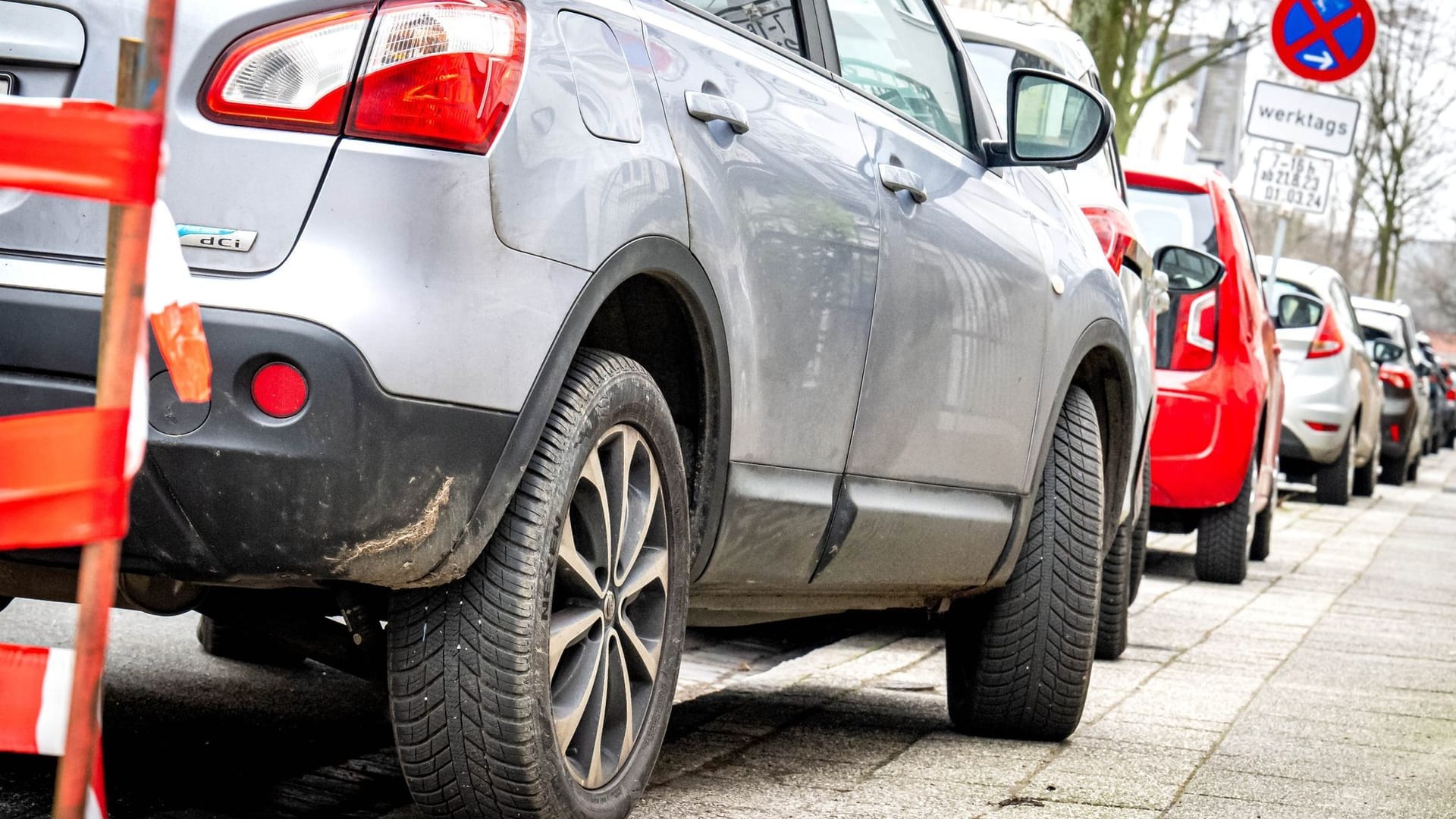 Aufgesetztes Parken auf Gehwegen Aufgesetztes Parken auf Gehwegen