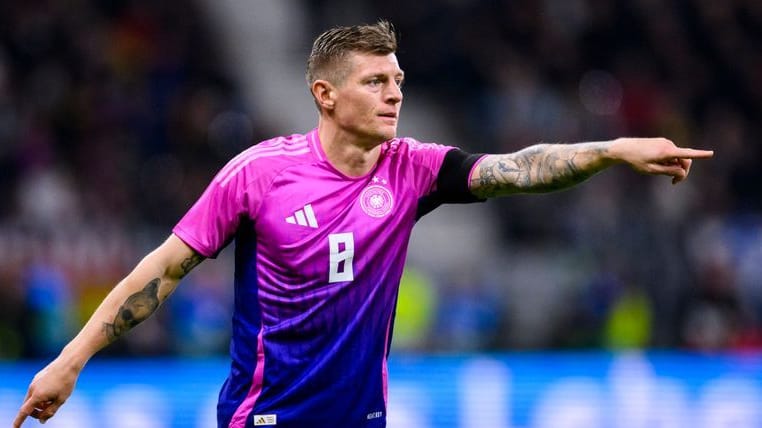 Toni Kroos trägt das DFB-Auswärtstrikot mit der Rückennummer 8.