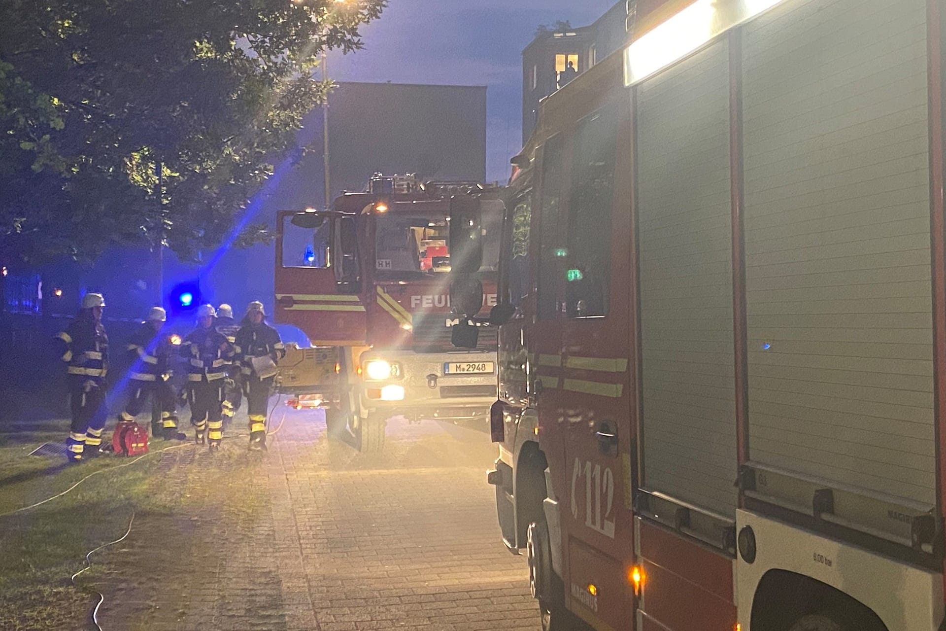 Einsatzkräfte der Feuerwehr vor der Tiefgarage: Die Polizei ermittelt nun zur Brandursache.