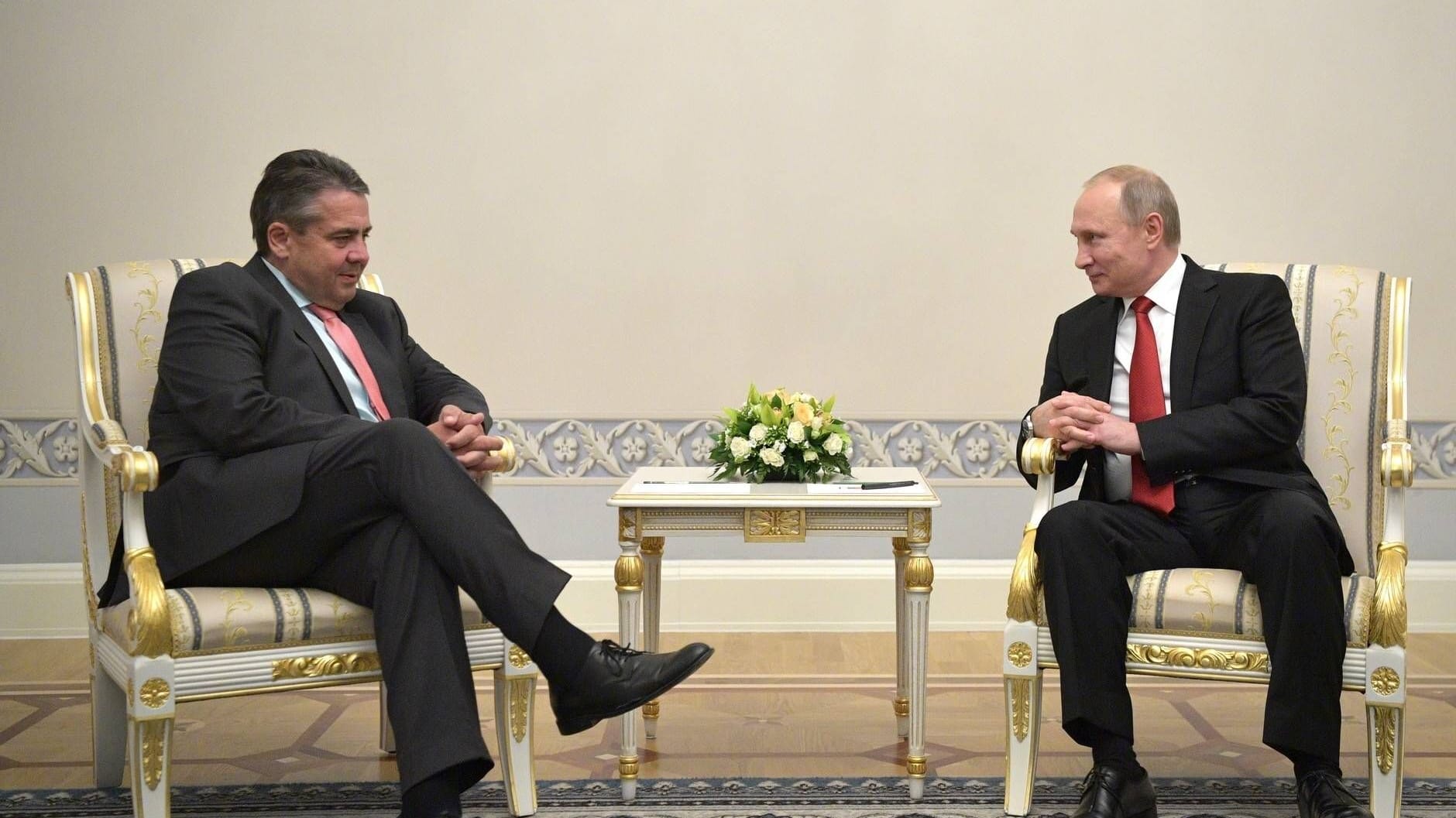 Ebenfalls 2017: Gabriel und Putin (r.) treffen sich in St. Petersburg.