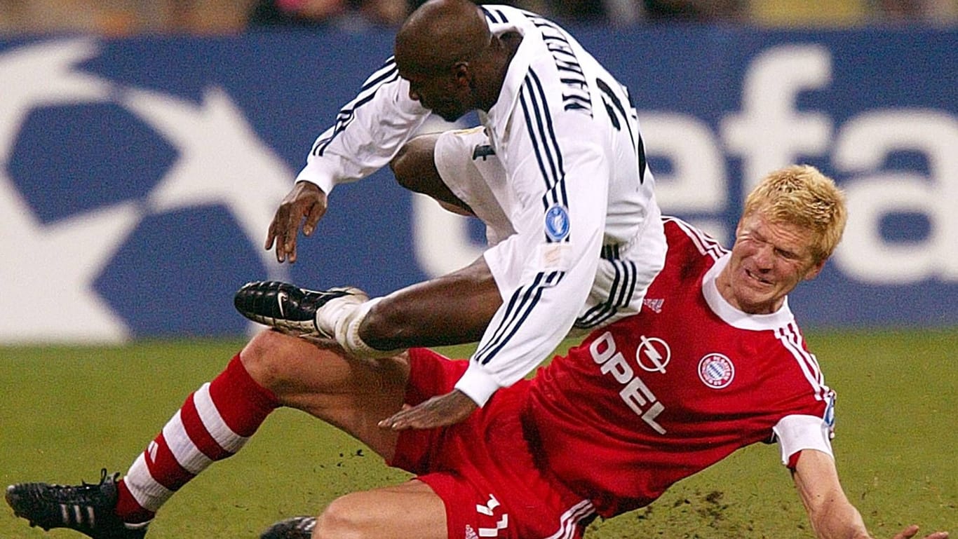 Champions-League 2001/2002, Viertelfinale: Stefan Effenberg bringt Claude Makélélé (Real Madrid) zu Fall.