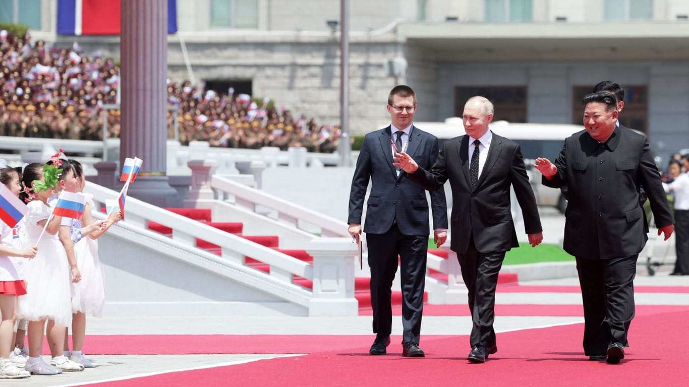 Eine inszenierte Jubelshow: Putin wird von jubelnden Menschen mit Russland-Fahnen empfangen.