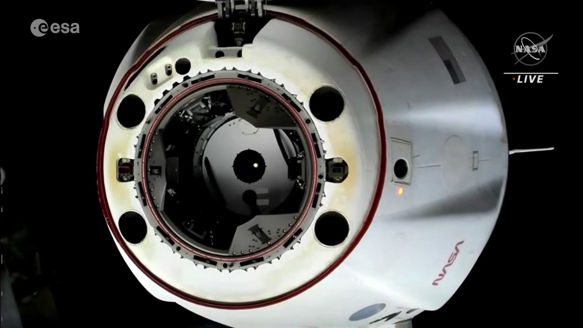 Mit dieser Raumkapsel flog Matthias Maurer nach seinem sechsmonatigen Aufenthalt auf der ISS zurück zur Erde. Die Aufnahme zeigt das Raumschiff kurz nach dem Abdocken von der ISS.