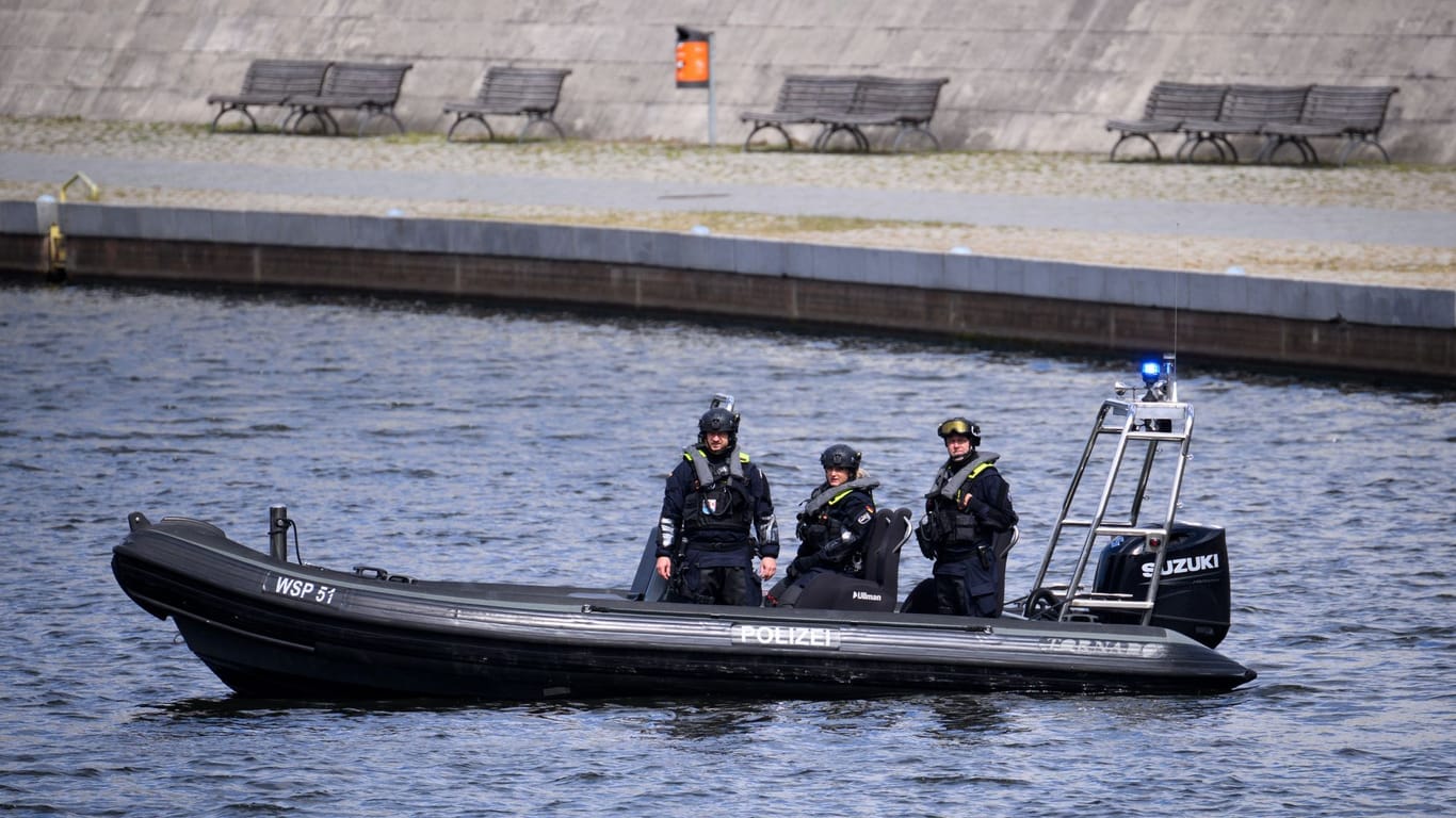 Polizeiboot auf der Spree: Am Dienstagnachmittag wird Selenskyj im Bundestag erwartet.