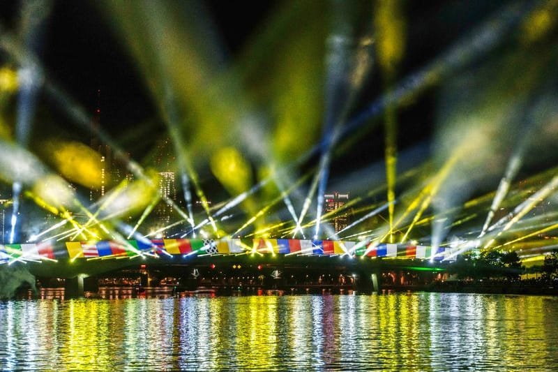 Eine audiovisuelle Lichtinszenierung auf der Flößerbrücke stimmt die Besucher auf das sportliche Großereignis ein: Ab Freitag eröffnet auch die Fan Zone in Frankfurt.