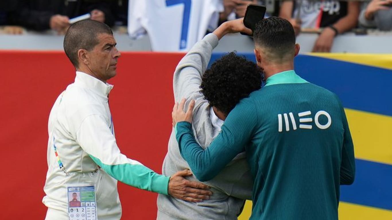 Selfie mit Fan: Rund um das Training von Cristiano Ronaldo (M.) und Portugal in Gütersloh hatten Sicherheitskräfte viel zu tun.