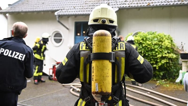 Feuerwehr und Polizei sichern einen Einsatzort.