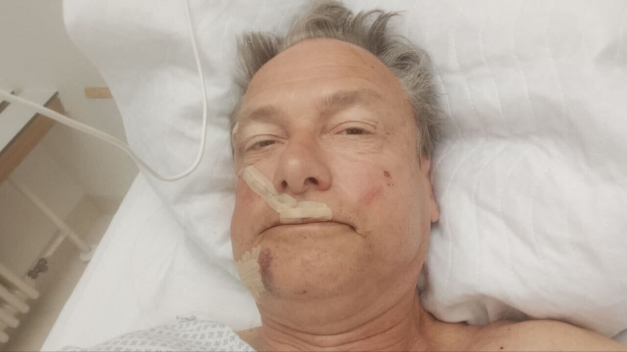 Michael Stürzenberger im Krankenhaus: Der Islamkritiker meldete sich aus dem Krankenbett mit diesem Foto.