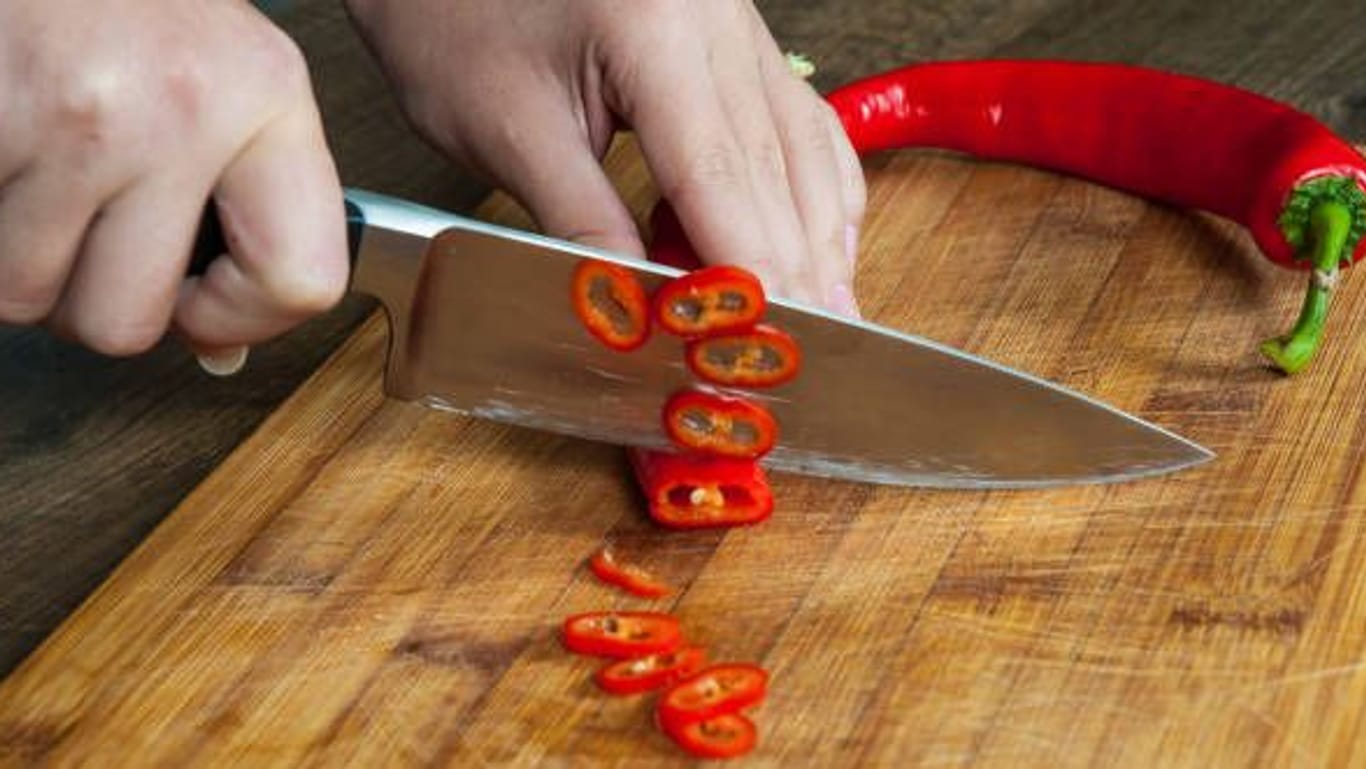 Vor allem in der asiatischen Küche beliebt: Chilischoten können Sie im Ganzen mitkochen oder zerkleinern.