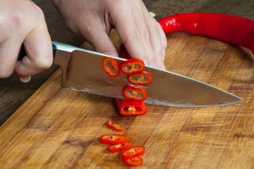 Vor allem in der asiatischen Küche beliebt: Chilischoten können Sie im Ganzen mitkochen oder zerkleinern.