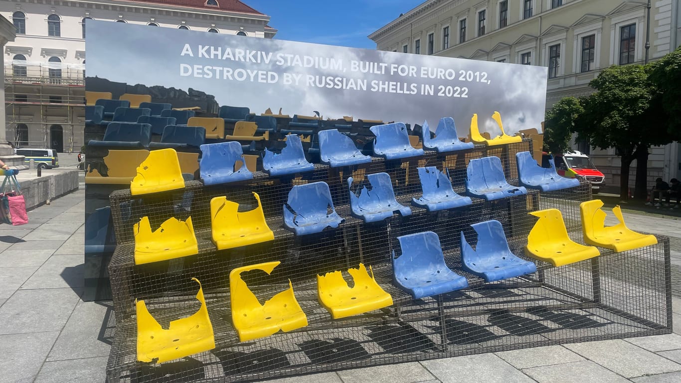 Durch einen Bombeneinschlag wurde diese Tribüne eines ukrainischen Fußballstadions zerstört. Derzeit wird sie in München ausgestellt.