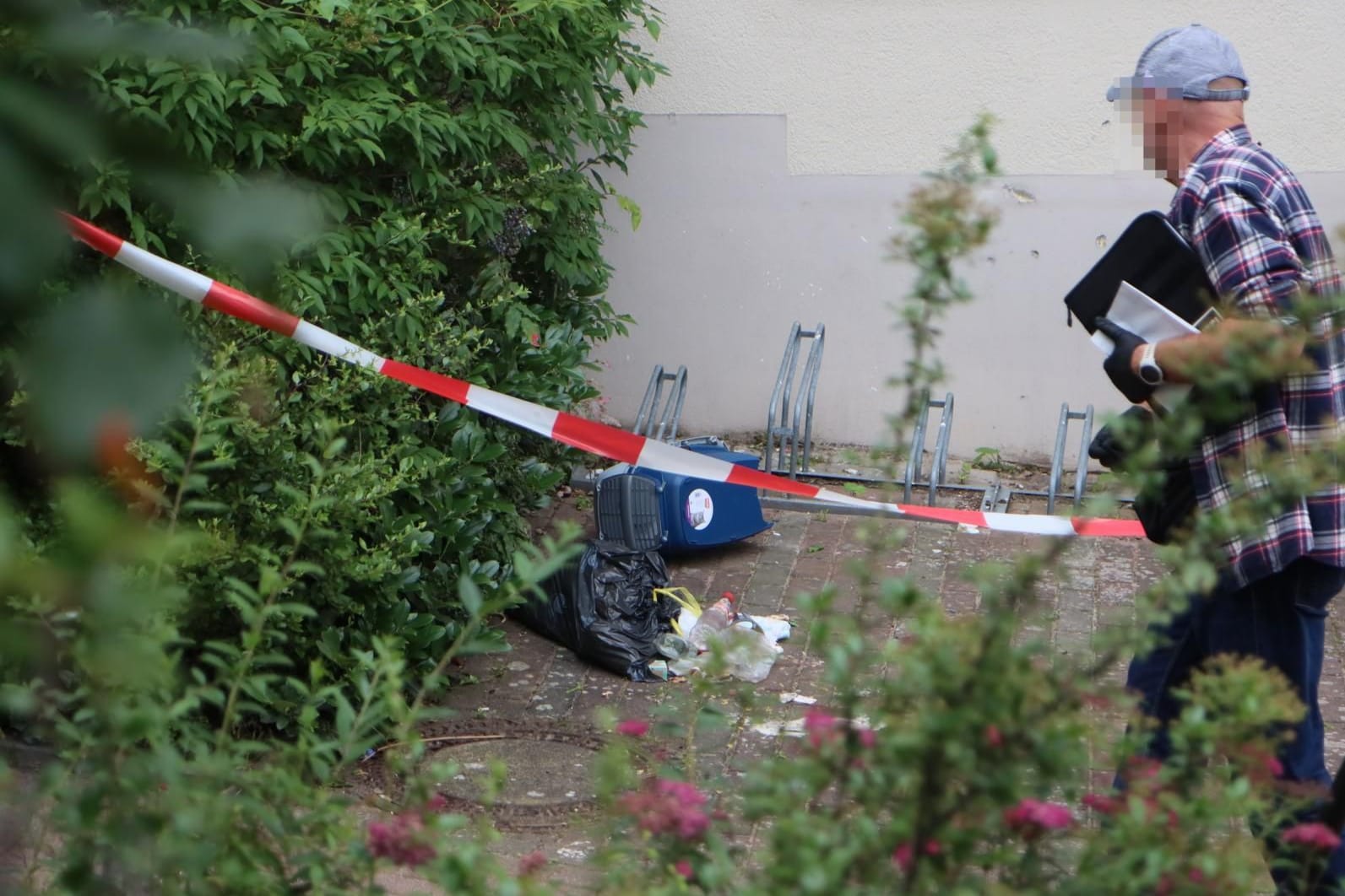 Kleinkind mutmaßlich in Tierbox gesperrt und aus Fenster geworfen, Altglienicke