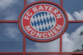 Vereinszentrale des FC Bayern an der Säbener Straße: Der Rekordmeister reagiert nun offenbar in der Auseinandersetzung um die TV-Rechtevergabe.