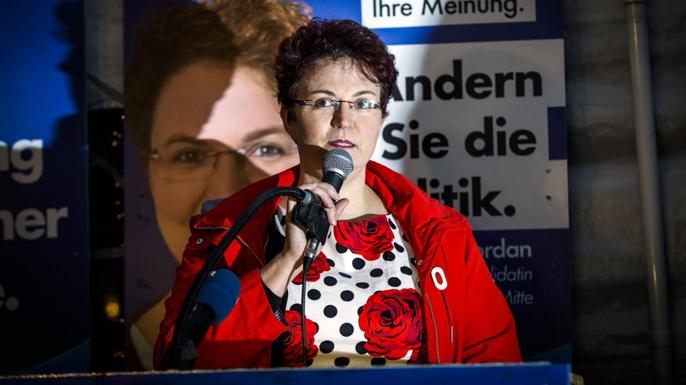 Nicole Jordan auf einer Parteiveranstaltung (Archivbild): Personen haben das Grundstück der AfD-Bezirkschefin Hamburg-Mitte angegriffen.