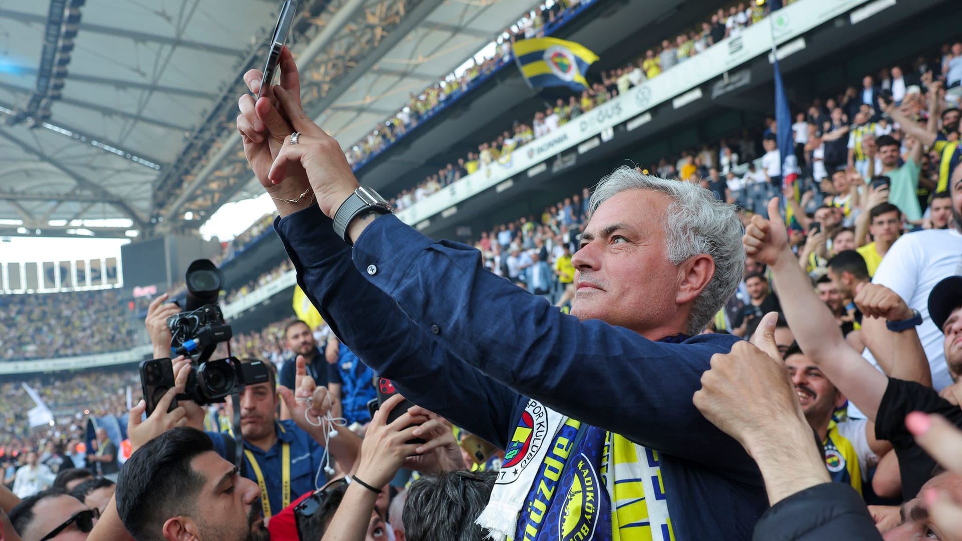 Neuer Publikumsliebling: Mourinho macht Fotos mit den Fener-Fans.