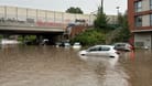 Mehrere Autos stehen in Barmbek-Nord unter Wasser: Hamburg investiert nun viel Geld in Schutz vor solchem Starkregen.