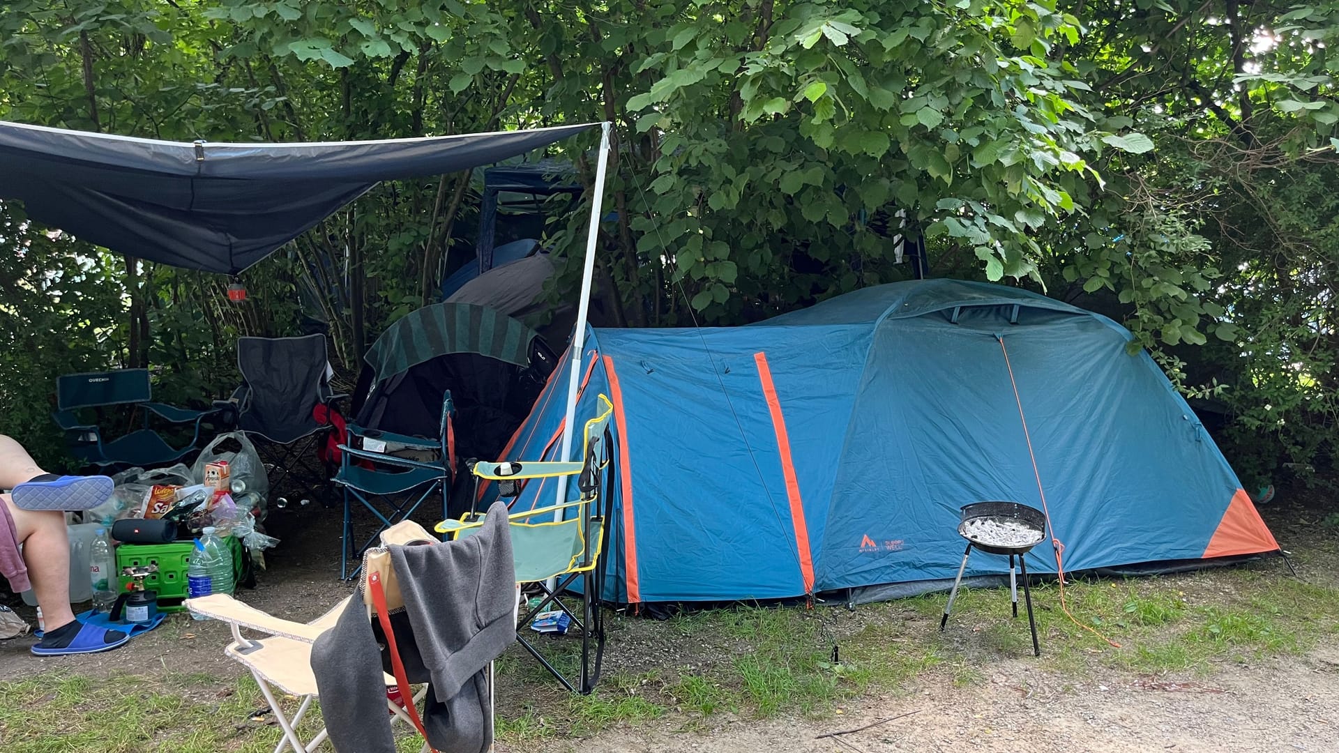 Diese Camper haben sich einen Platz mitten im Gebüsch gesucht: Eigentlich hätte der Sicherheitsdienst an dem Aufbau ihrer Zelte dort hindern müssen.