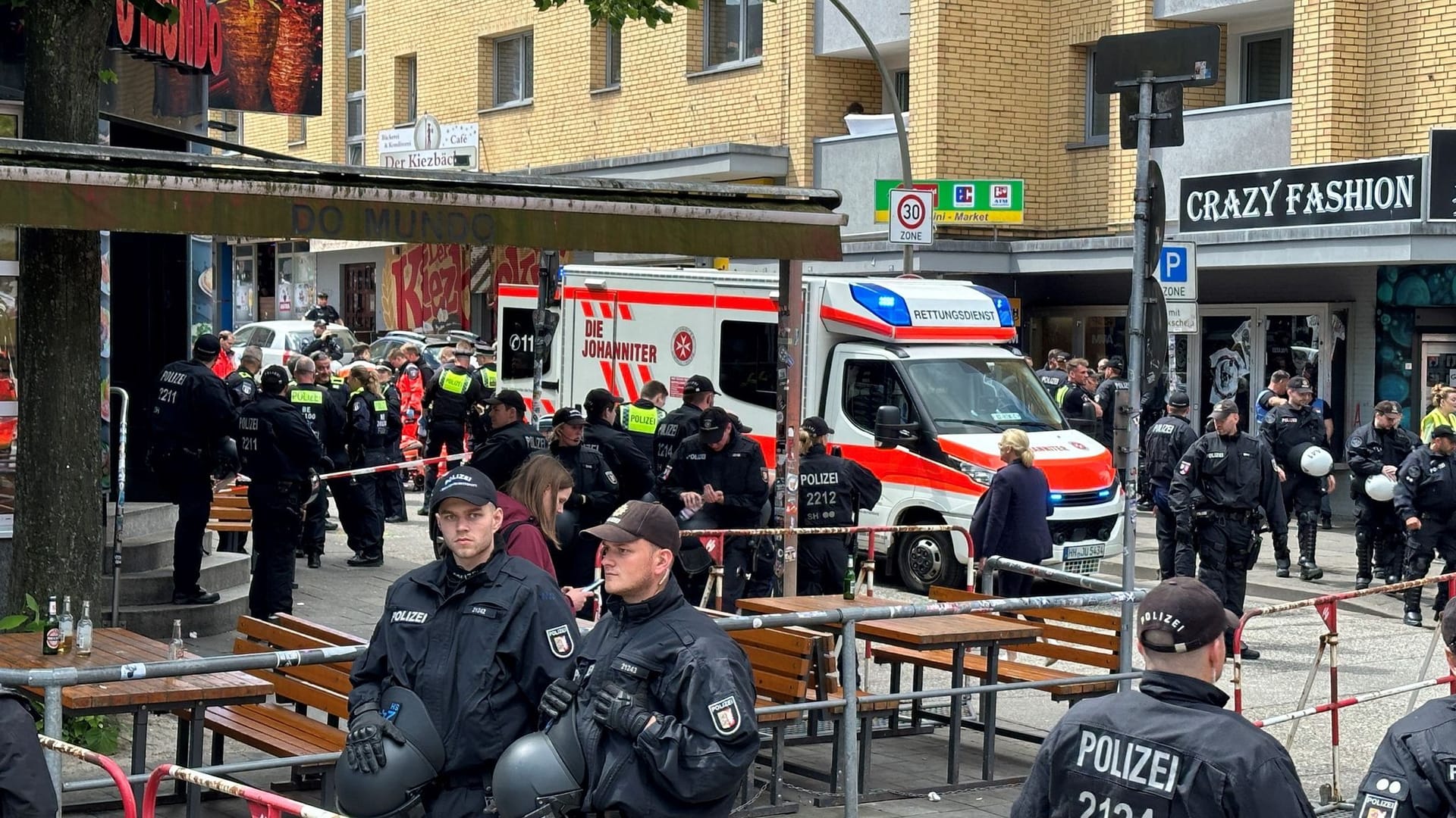 Polizeieinsatz nahe der Reeperbahn in Hamburg-St. Pauli: Die Polizei einen bewaffneten Mann angeschossen.