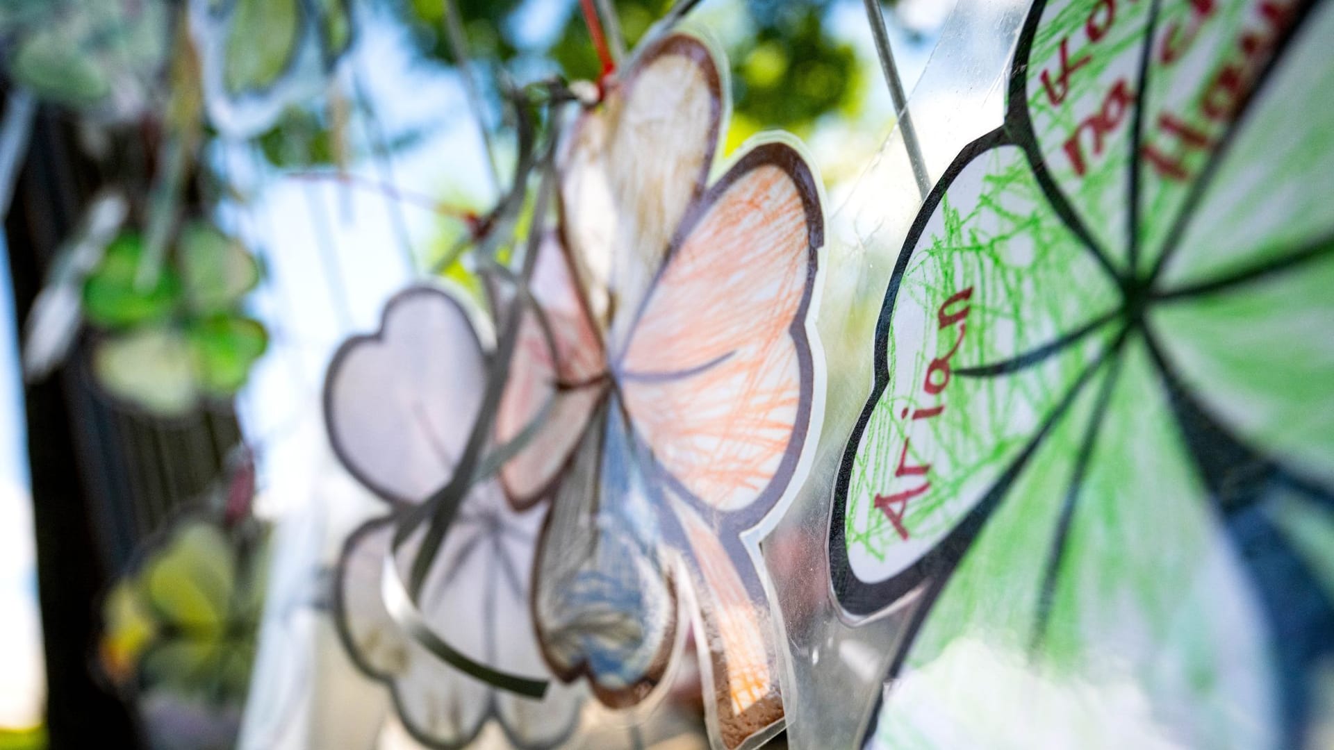 Kleeblätter mit der Aufschrift "Arian" hängen an einem Zaun in Elm: Sie wurden als Glücksbringer für den vermissten Jungen gebastelt.