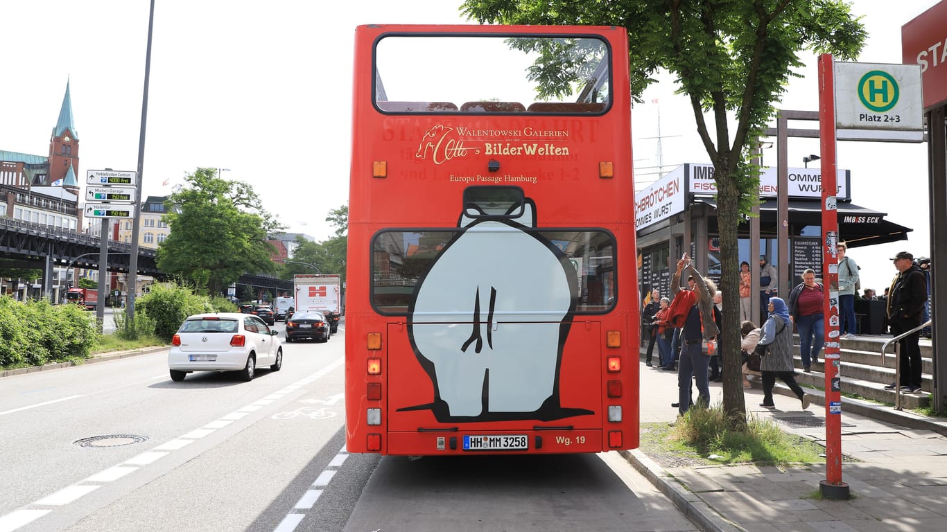 Blick auf das Heck des Busses: Es ist mit der Rückansicht eines Ottifanten gestaltet.