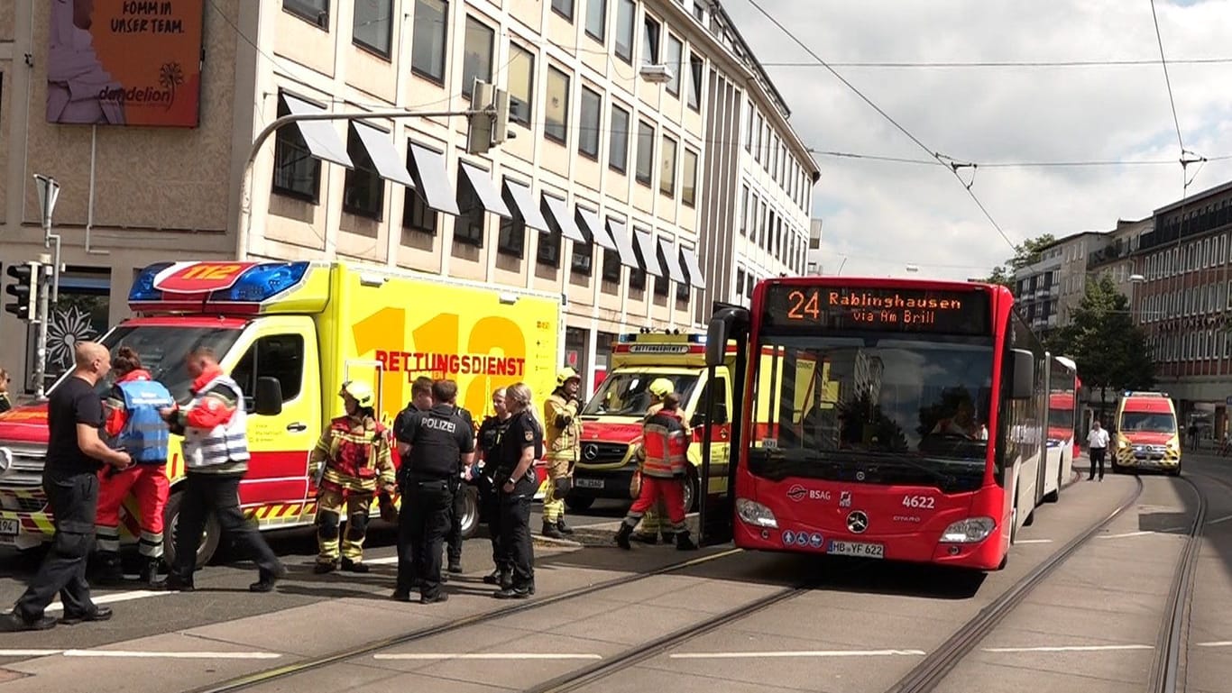 Einsatzkräfte an der Unfallstelle in der Bremer Innenstadt: Die Feuerwehr war mit einem Großaufgebot im Einsatz.