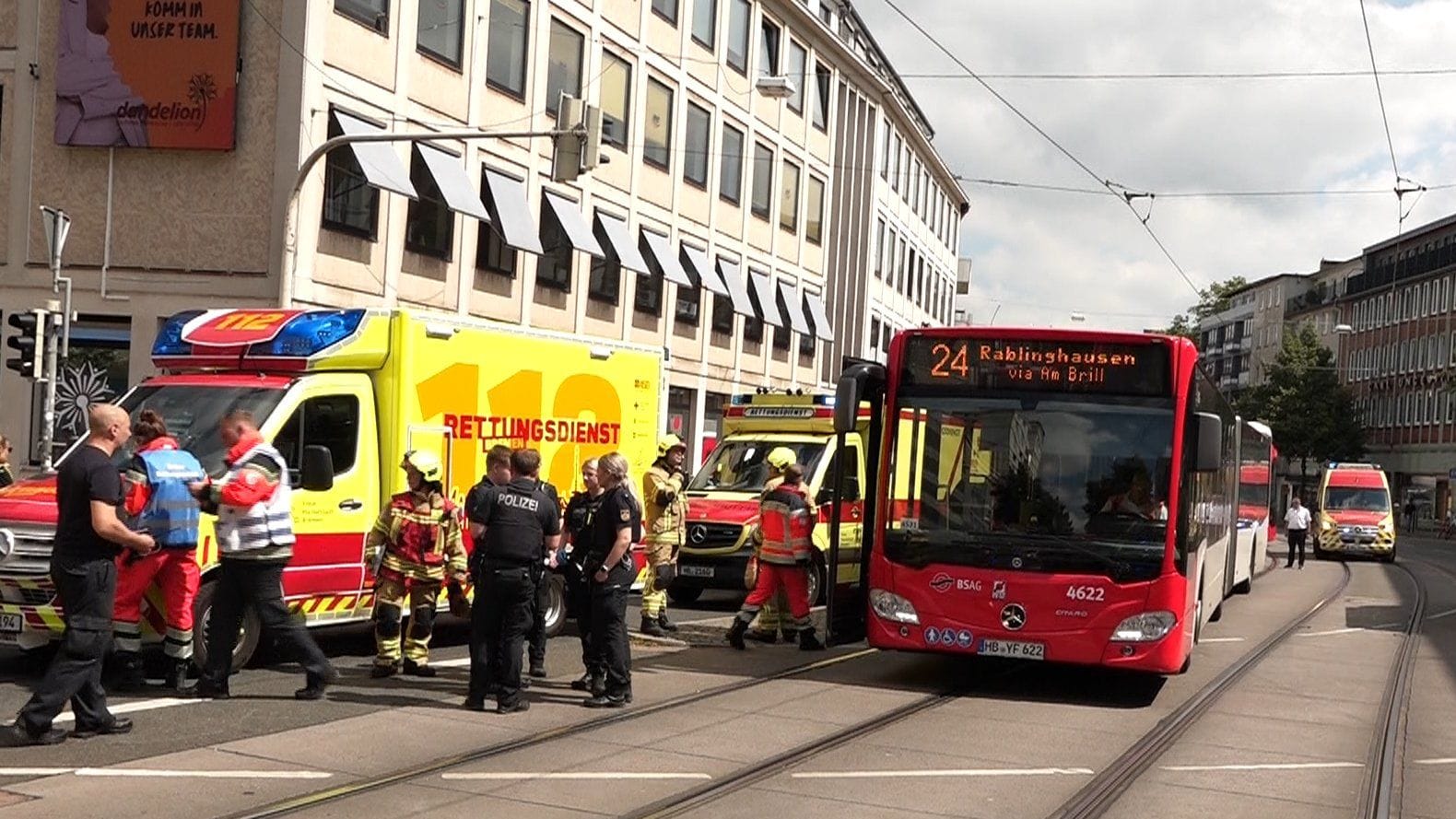 Einsatzkräfte an der Unfallstelle in der Bremer Innenstadt: Die Feuerwehr war mit einem Großaufgebot im Einsatz. Einsatzkräfte an der Unfallstelle in der Bremer Innenstadt: Die Feuerwehr war mit einem Großaufgebot im Einsatz.