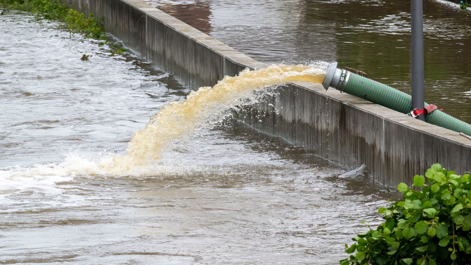 Hochwasser in Baar-Ebenhausen (Bayern): Hier sind bei Aufräumarbeiten mehrere Menschen verletzt worden.