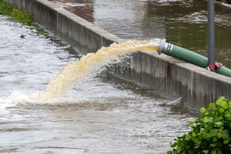 Hochwasser in Baar-Ebenhausen (Bayern): Hier sind bei Aufräumarbeiten mehrere Menschen verletzt worden.