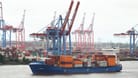 Arbeiten am Containerterminal Burchardkai (Archivfoto): Am Freitag wollen die Hafenarbeiter streiken.