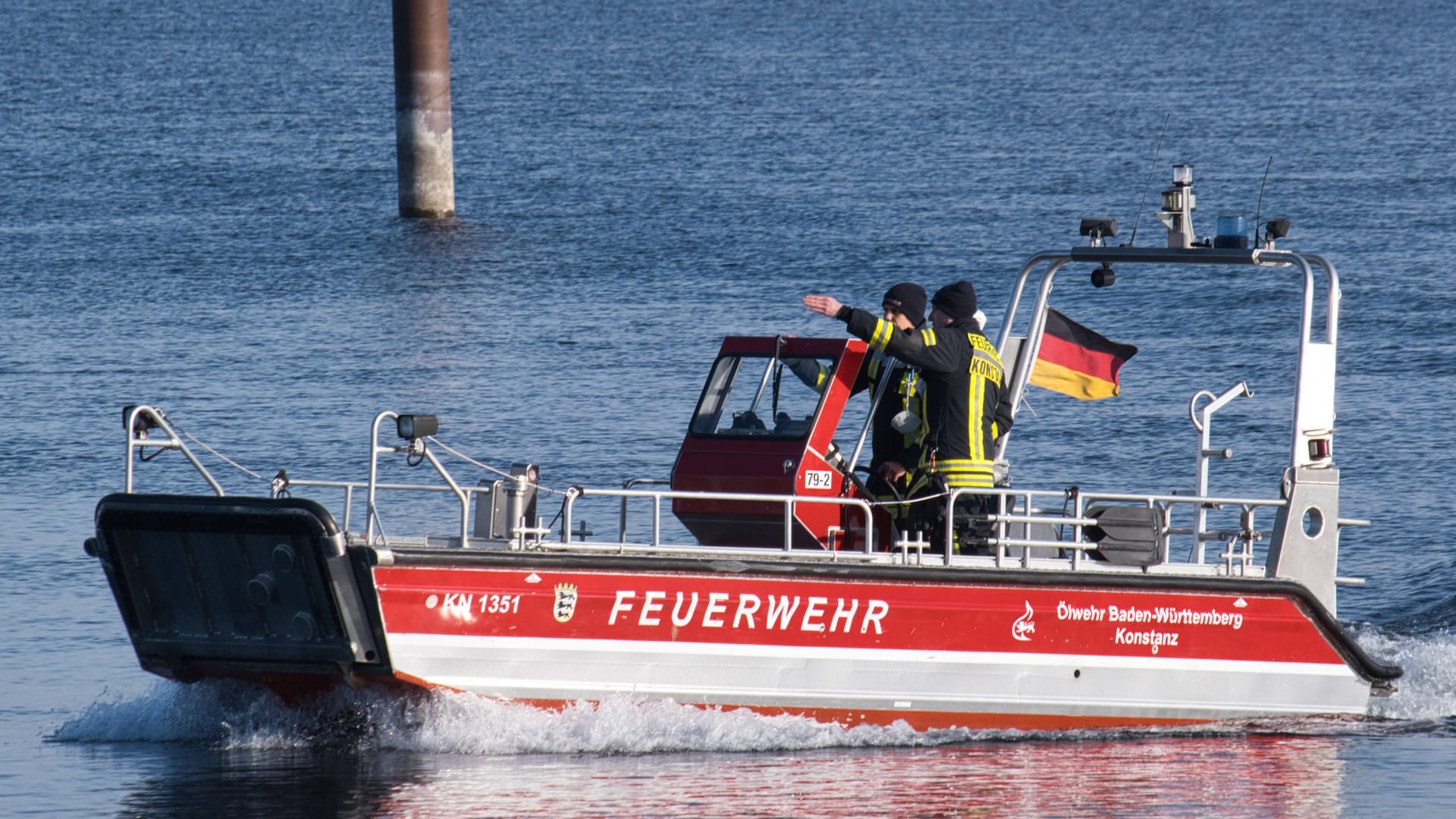 Feuerwehrboot auf dem Bodensee (Symbolbild): Eine Leiche wurde aus dem Wasser geholt.