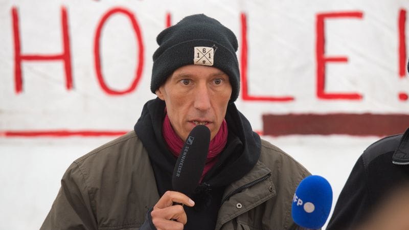 ARCHIV - Klimaaktivist Wolfgang Metzeler-Kick spricht bei einem Pressegespräch im Hungerstreik-Camp im Invalidenpark.