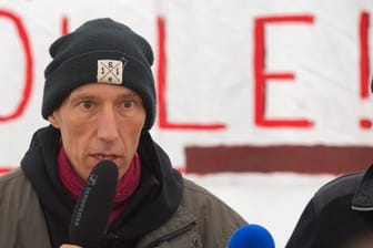 ARCHIV - Klimaaktivist Wolfgang Metzeler-Kick spricht bei einem Pressegespräch im Hungerstreik-Camp im Invalidenpark.