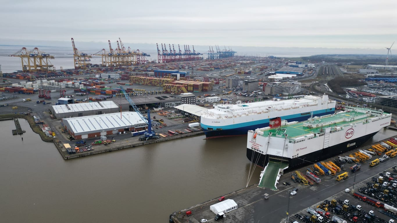 Das Autoterminal in Bremerhaven, im Hintergrund Kräne des Containerterminals: In den vergangenen Tagen wurde bereits in Bremen und Hamburg gestreikt.