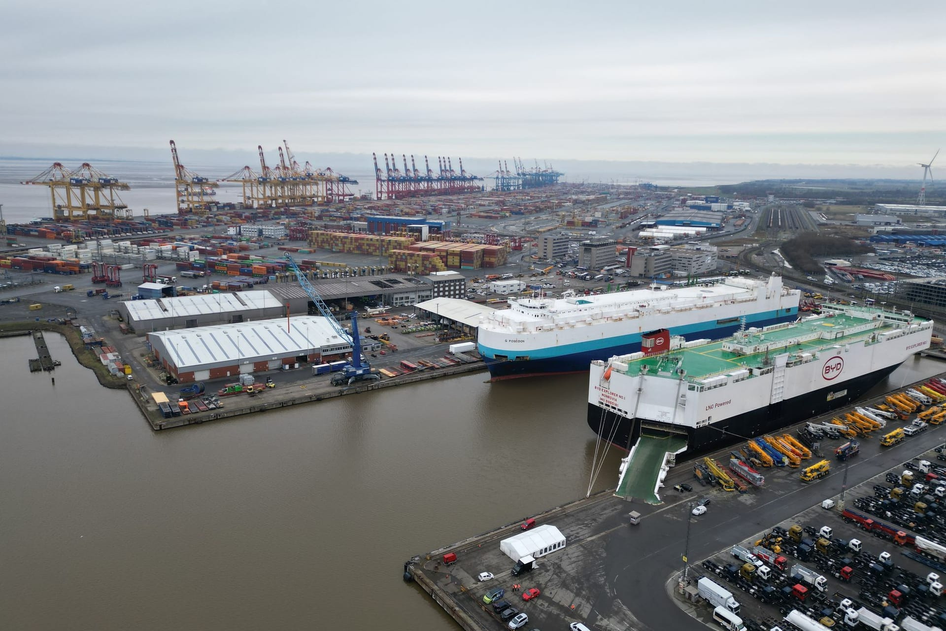 Das Autoterminal in Bremerhaven, im Hintergrund Kräne des Containerterminals: In den vergangenen Tagen wurde bereits in Bremen und Hamburg gestreikt.