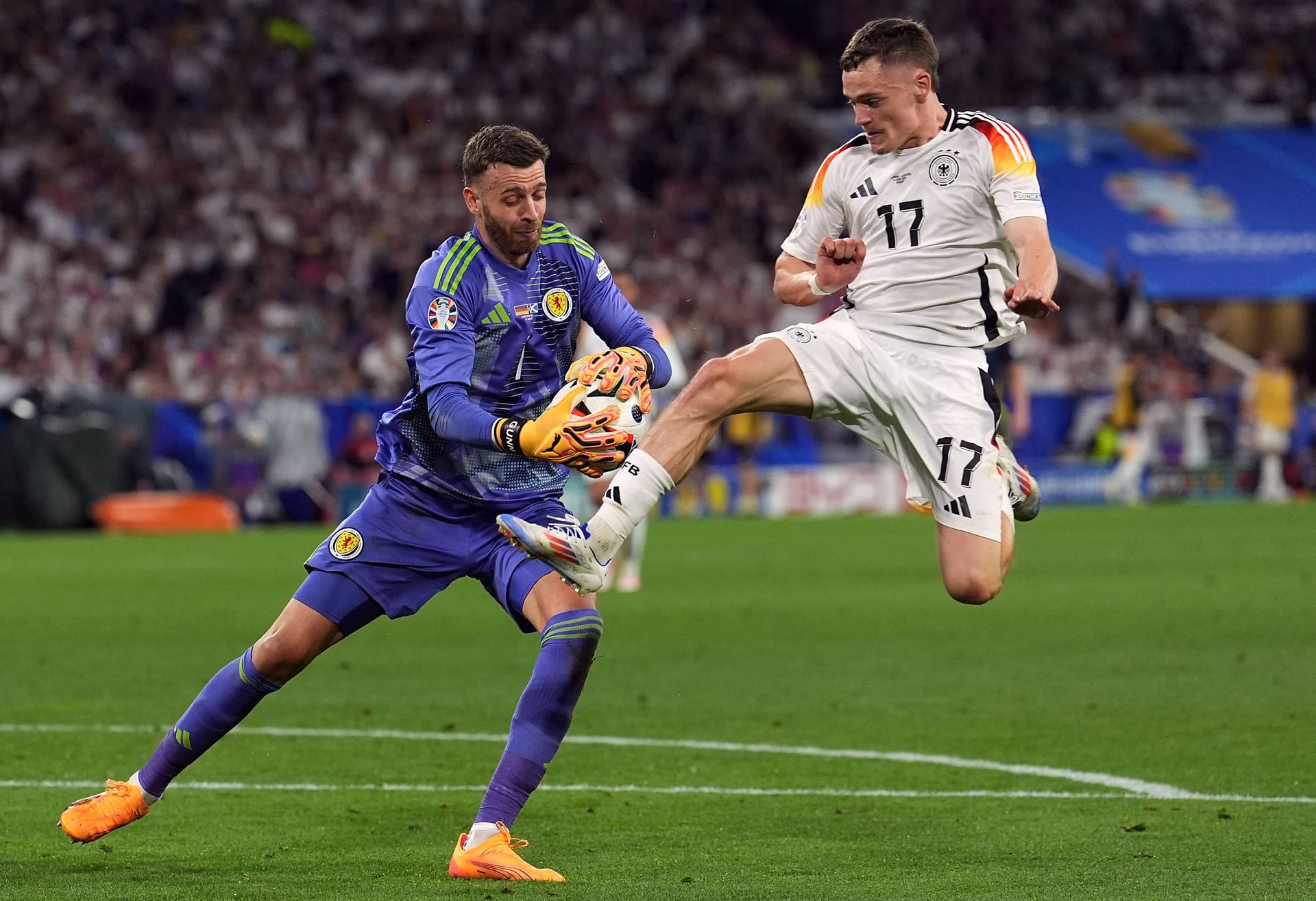 Florian Wirtz (bis 63.): Hatte nach wenigen Sekunden die Chance auf das 1:0, stand aber wohl auch knapp im Abseits (1.). Neun Minuten später dann wirklich mit dem ersten Treffer der Partie, als er trocken links unten vollstreckte. Bot sich auf links immer wieder für ein Zusammenspiel mit Mittelstädt an. Auch sonst gewillt, den Abschluss zu suchen. Note 2