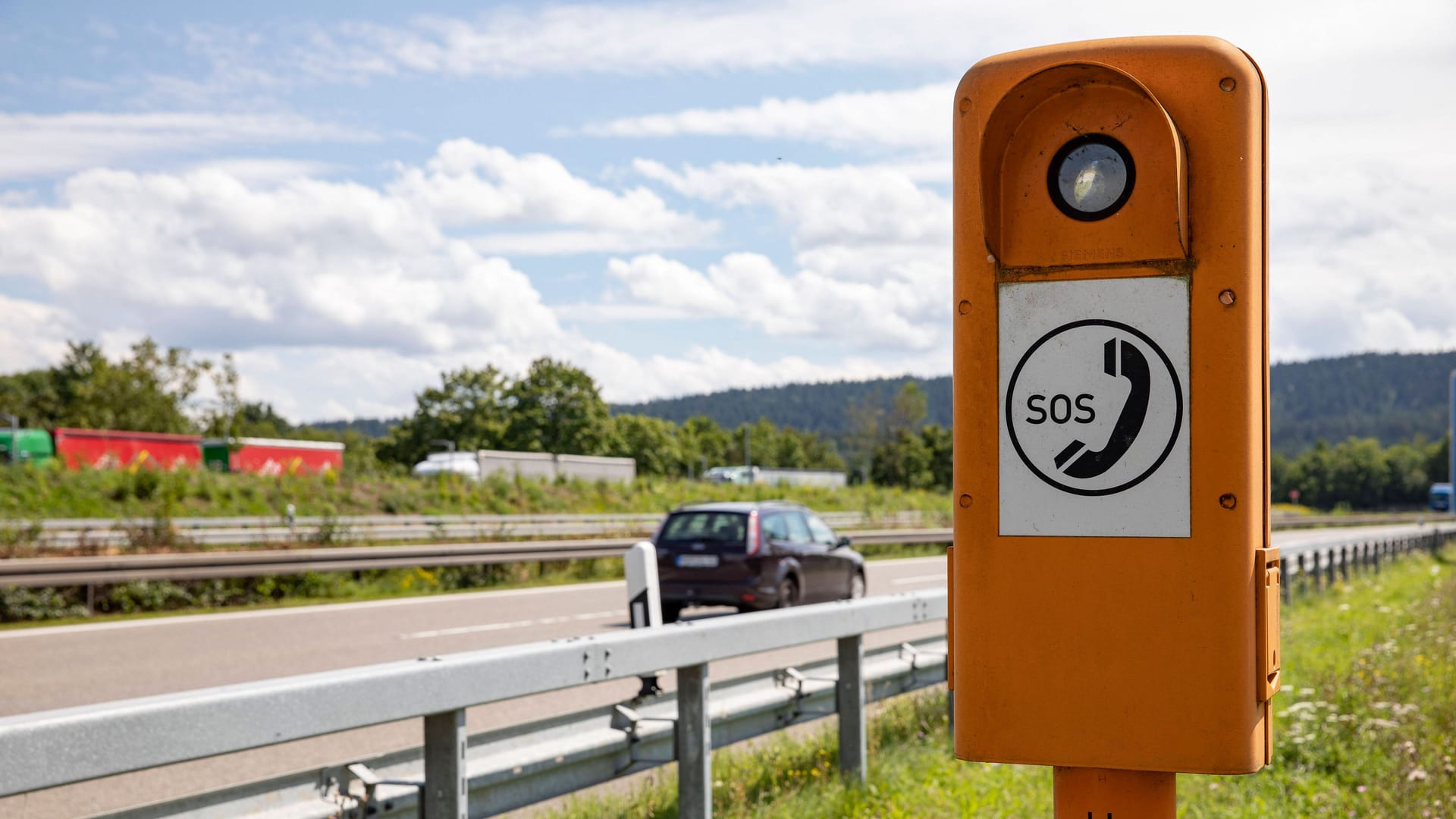 Notrufsäule an der Autobahn: Auch neu gebaute Autobahnabschnitte werden in der Regel mit den Säulen ausgestattet.