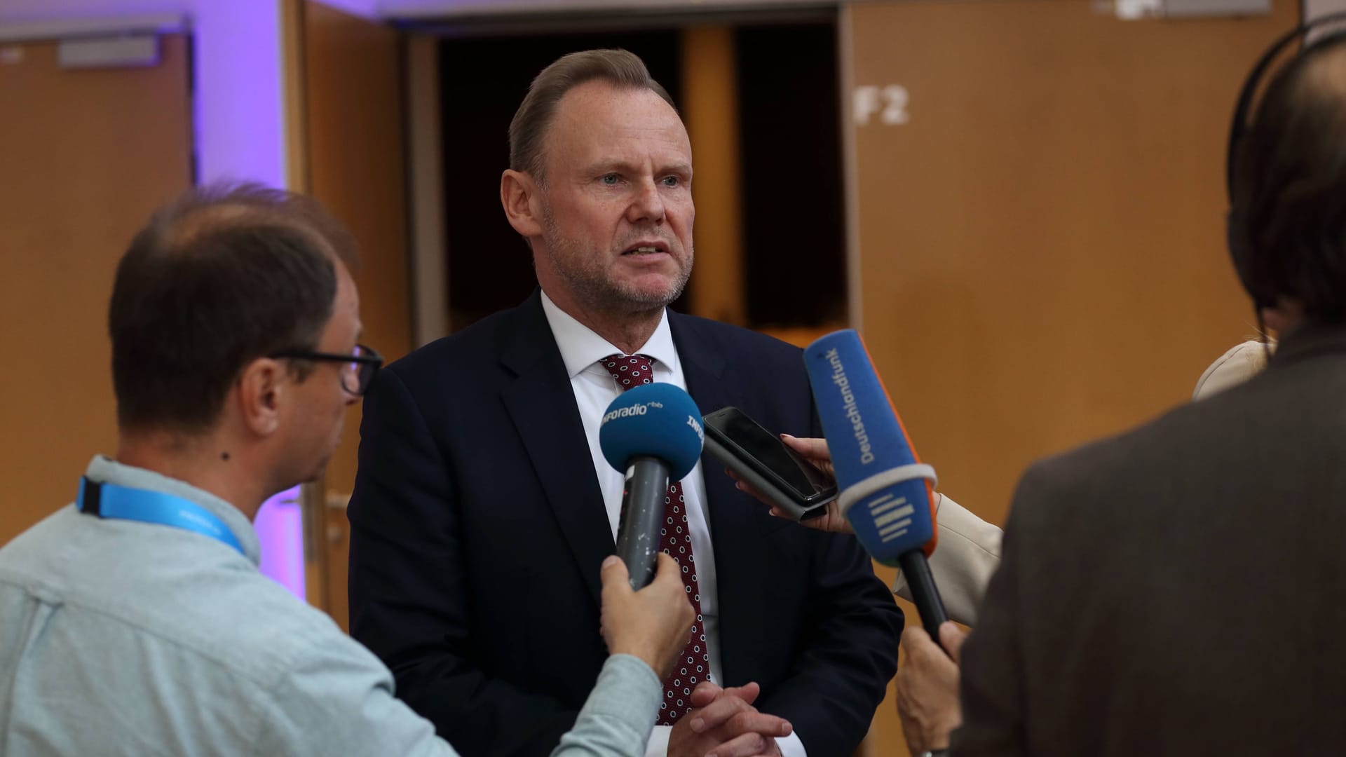 Innensenator Andy Grote bei einer Pressekonferenz (Archivfoto).