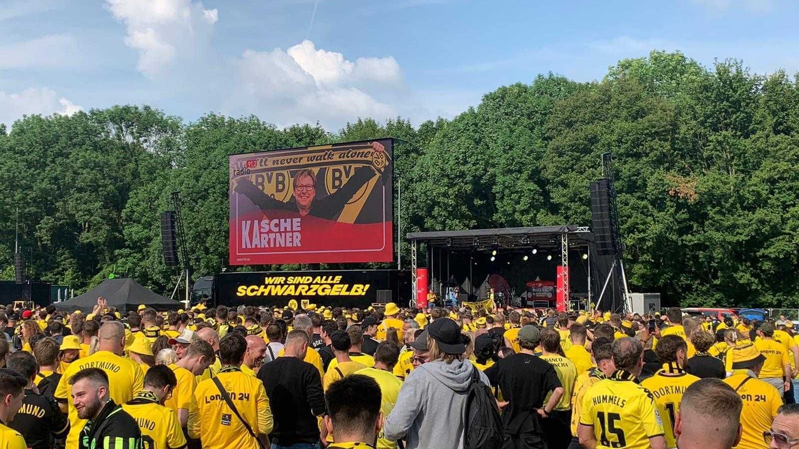 Leinwand am Festplatz an der Ebertstraße: 20.000 Fans passen auf das Gelände.