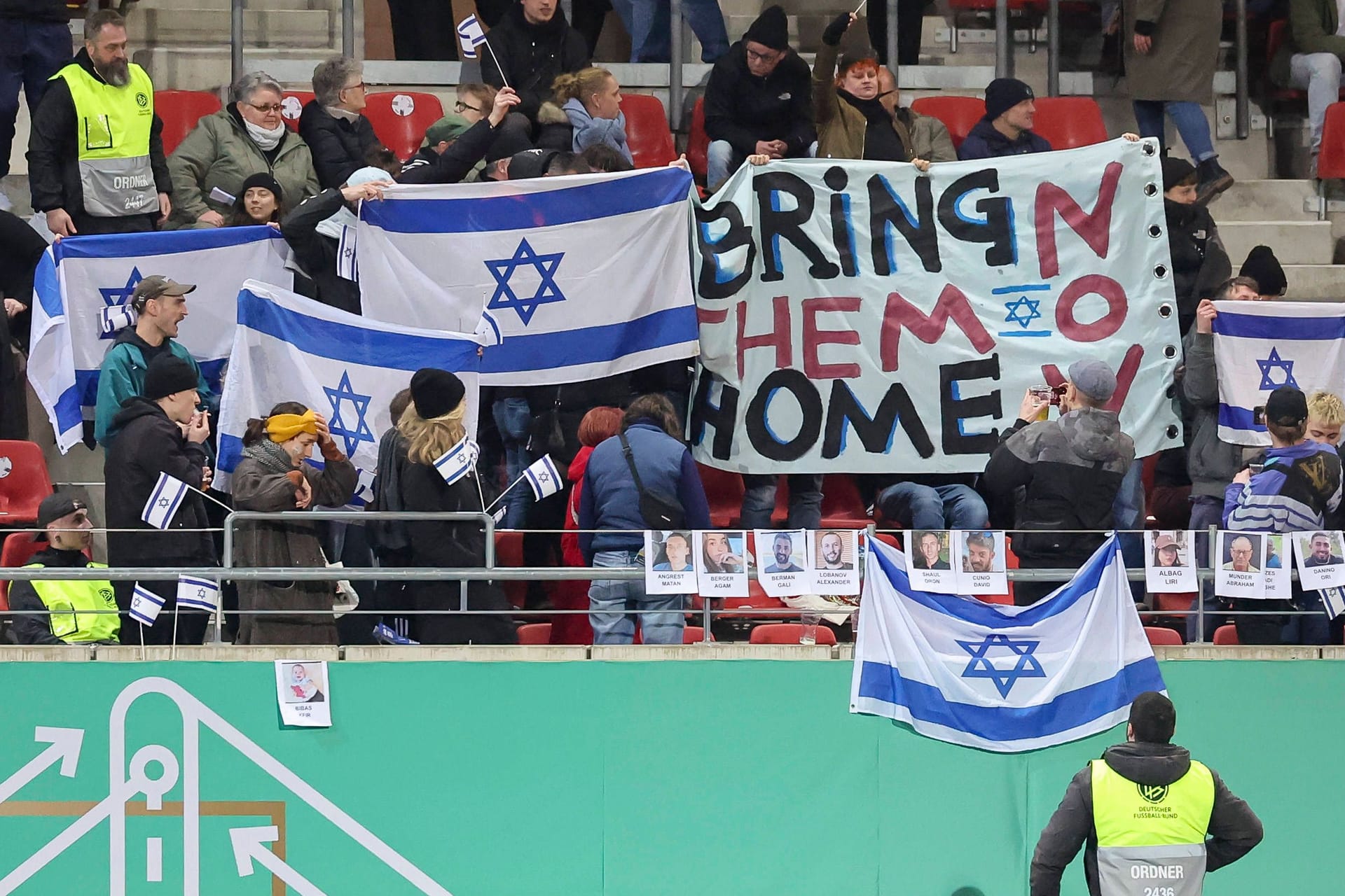 Israel-Fans mit Plakaten und Nationalflagge: Aus Angst vor Protesten kann ein Spiel der israelischen Nationalmannschaft nicht wie geplant stattfinden.