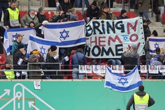 Israel-Fans mit Plakaten und Nationalflagge: Aus Angst vor Protesten kann ein Spiel der israelischen Nationalmannschaft nicht wie geplant stattfinden.