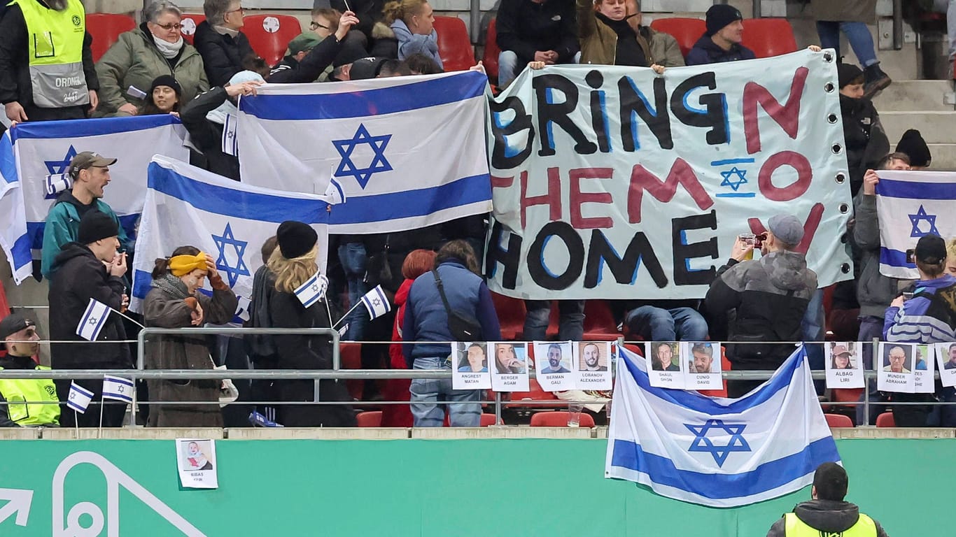 Israel-Fans mit Plakaten und Nationalflagge: Aus Angst vor Protesten kann ein Spiel der israelischen Nationalmannschaft nicht wie geplant stattfinden.