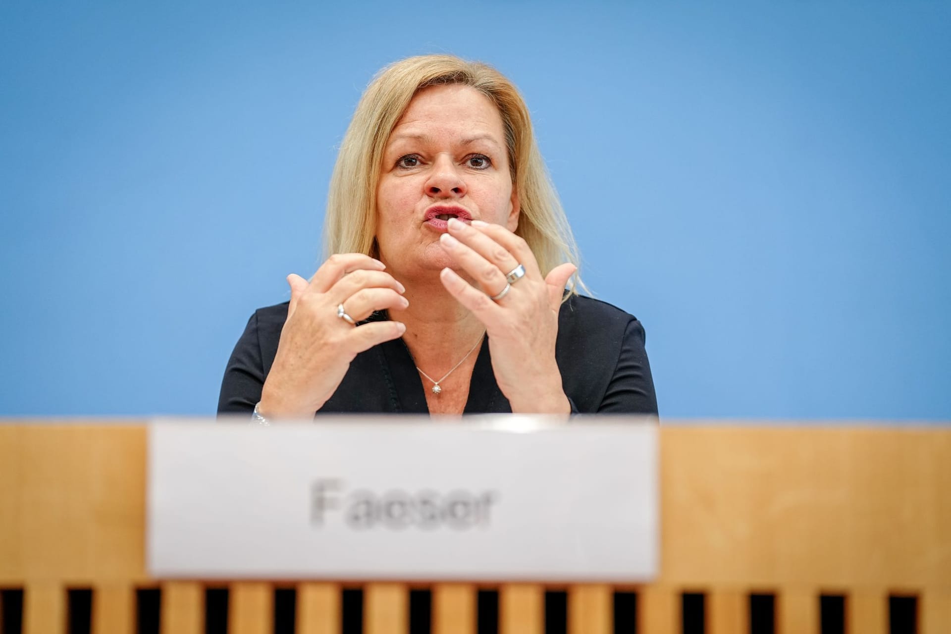 Innenministerin Nancy Faeser warnt eindringlich vor Rechtsextremismus.