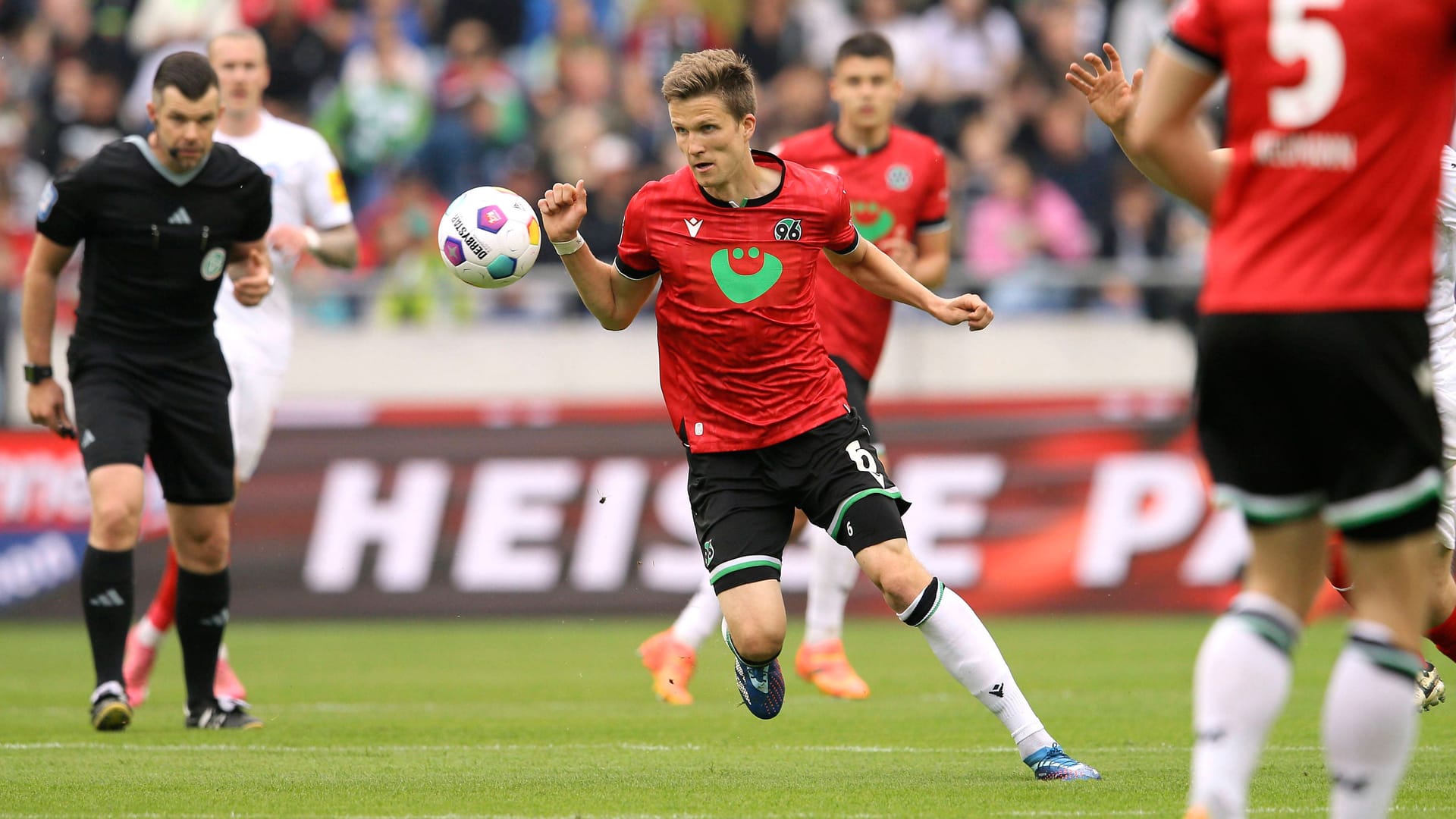 So lief Hannover 96 im letzten Spiel der vergangenen Saison auf: Das grüne Üstra-Logo prangte auf dem roten Trikot.