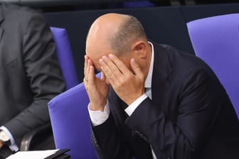 Kanzler Scholz nach seiner Regierungserklärung im Bundestag: Entgleitet ihm langsam die Kontrolle?