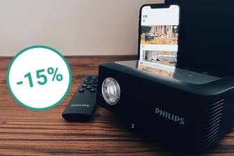 Aldi-Schnäppchen: Der Discounter hat einen Mini-Beamer von Philips zum Sparpreis unter 100 Euro im Angebot.