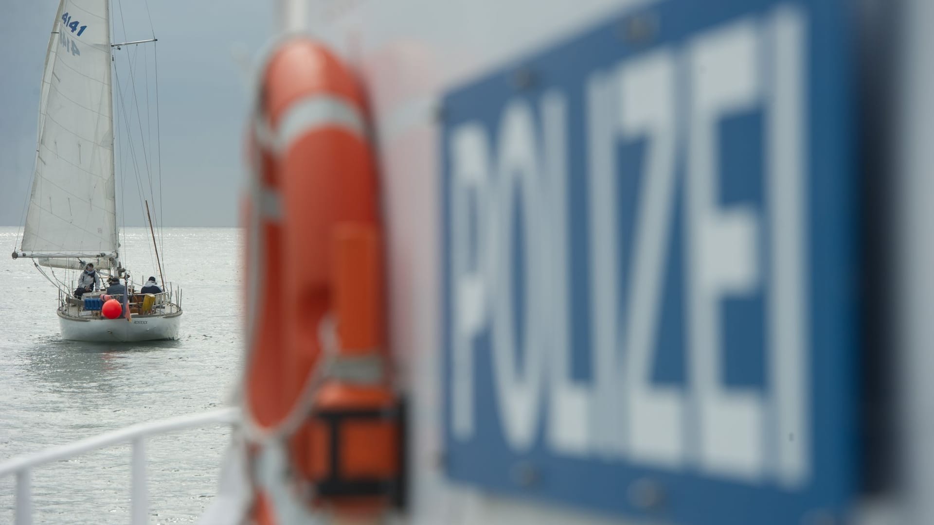 Der Schriftzug "Polizei" ist am Küstenstreifenboot "Granitz" im Hafen von Sassnitz zu sehen.