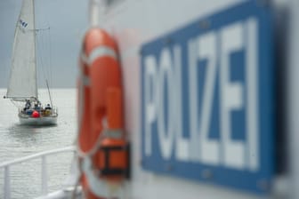 Der Schriftzug "Polizei" ist am Küstenstreifenboot "Granitz" im Hafen von Sassnitz zu sehen.
