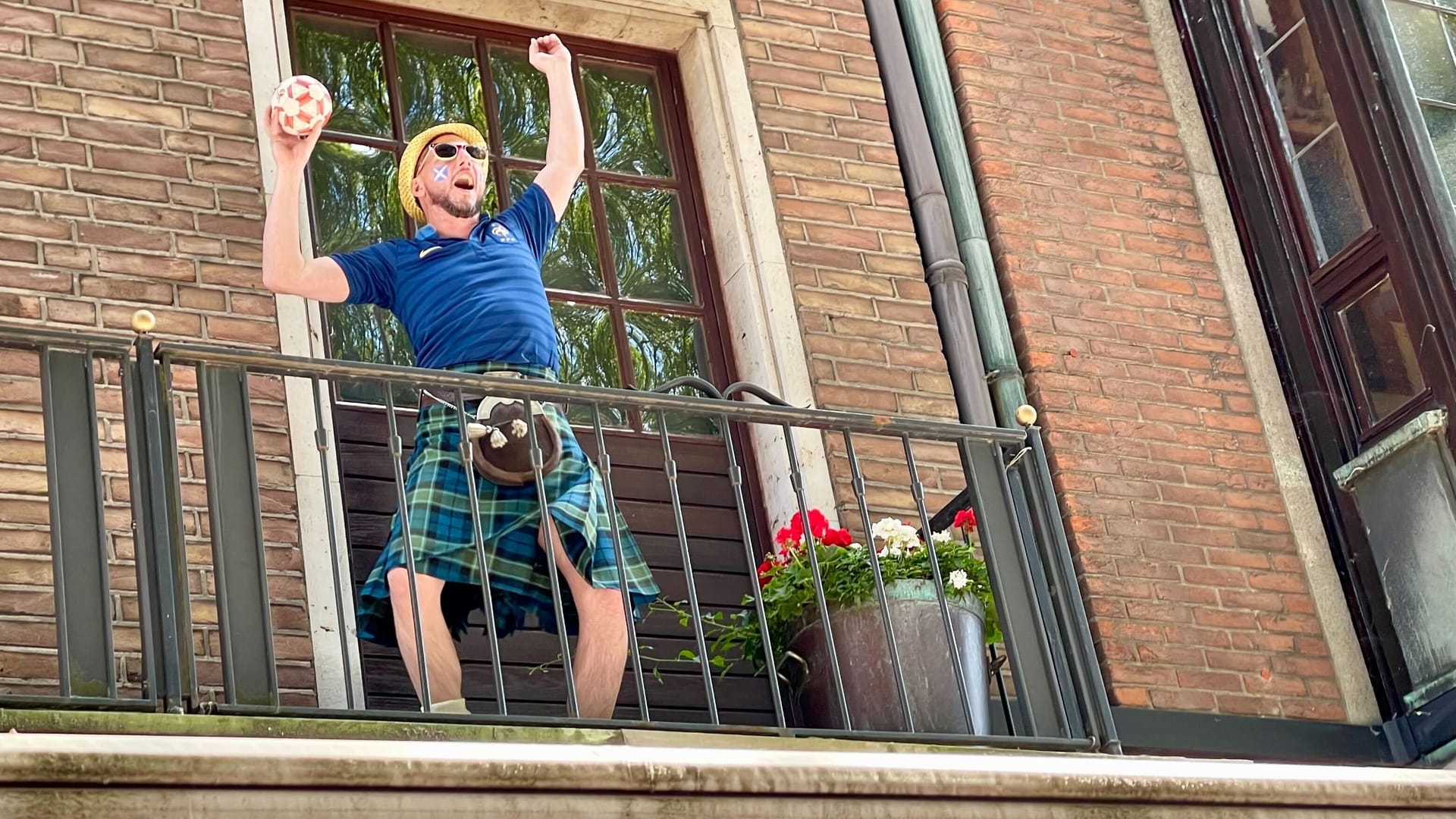 Eine Schotte auf dem Balkon des Uerige: Hier ging ein Fenster zu Bruch.