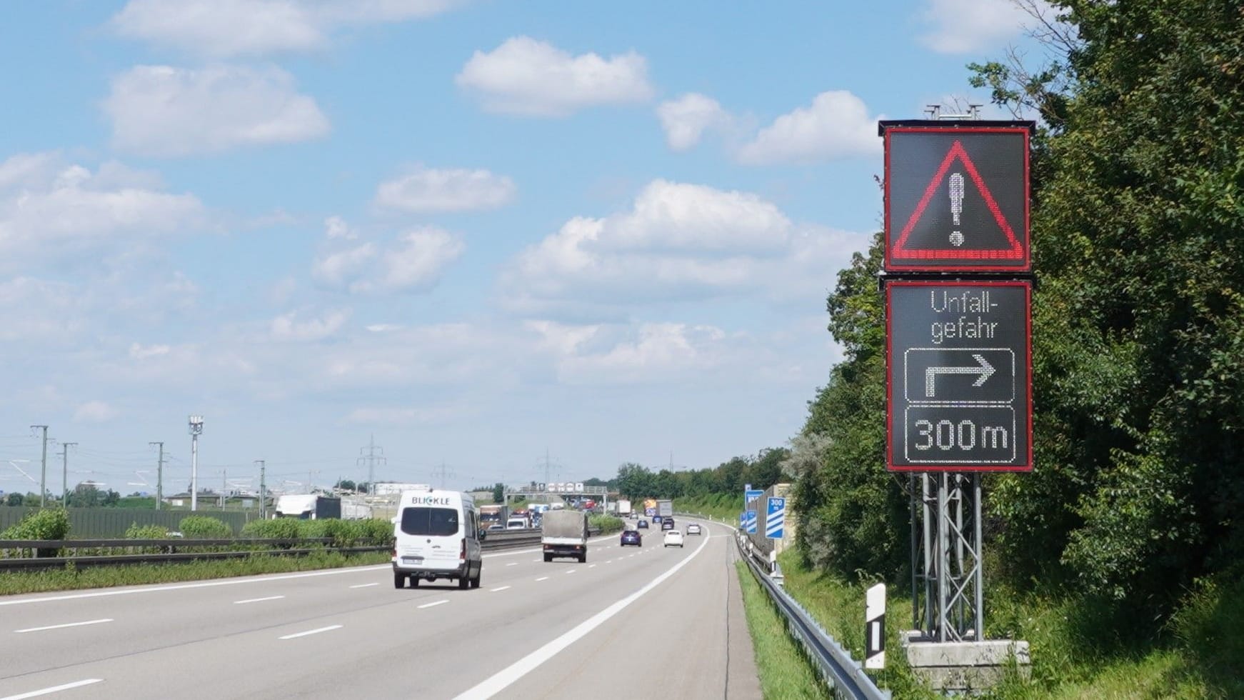 Warnung am Rande: Autofahrer sollen künftig vor Gefahren in der Rastplatz-Einfahrt gewarnt werden.